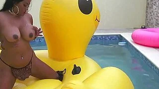 亚洲熟女 Maxine X 自慰，用巨大的阴茎达到高潮？