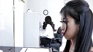 亚洲办公室荡妇和白人老板上床